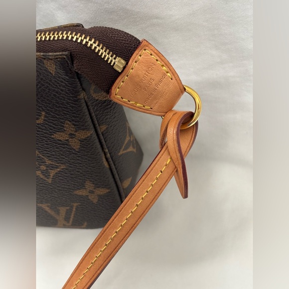 Louis Vuitton Pochette w/ original dust bag, box, ribbon, & sales bag - Picture 3 of 17